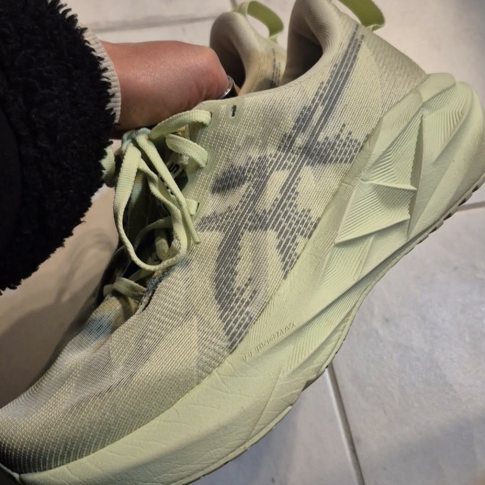 Asics Novablast 5 Running Shoes - Womens 8.5  - Green - Purchased Jan 2026 - Picture 2 of 3